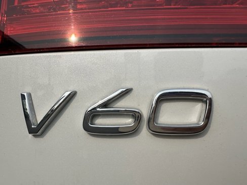 Used 2020 Volvo V60 T5 Cross Country image 8
