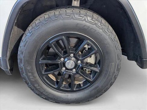 Used 2018 Jeep Grand Cherokee Laredo image 9