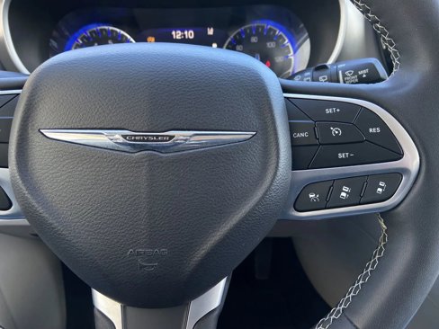 Used 2022 Chrysler Pacifica Touring-L image 15