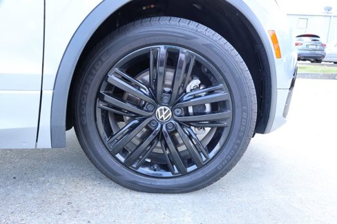 Used 2022 Volkswagen Tiguan SE R-Line image 27