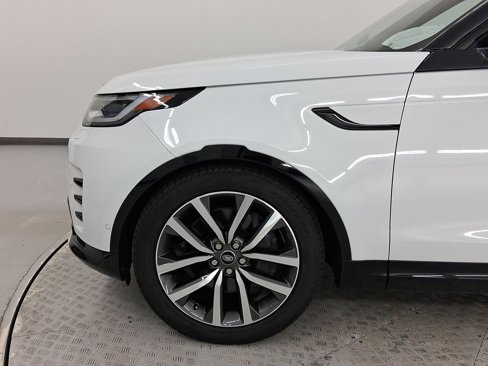 Used 2024 Land Rover Discovery Dynamic SE image 11