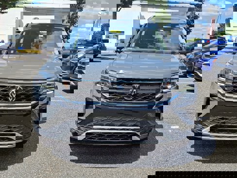 Certified 2022 Volkswagen Taos SE w/ IQ.Drive SE Package image 2