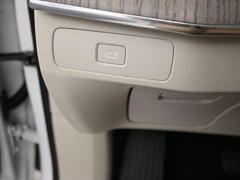 Certified 2024 Volvo XC90 B6 Plus image 15