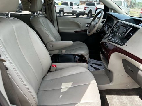 Used 2012 Toyota Sienna XLE image 13