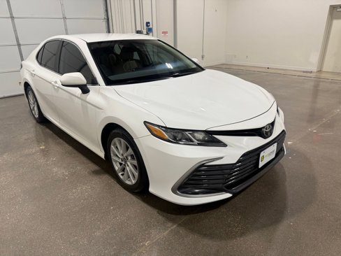 Used 2021 Toyota Camry LE image 3