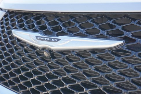 Used 2022 Chrysler Pacifica Touring-L image 11