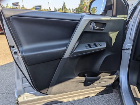 Used 2018 Toyota RAV4 XLE image 10