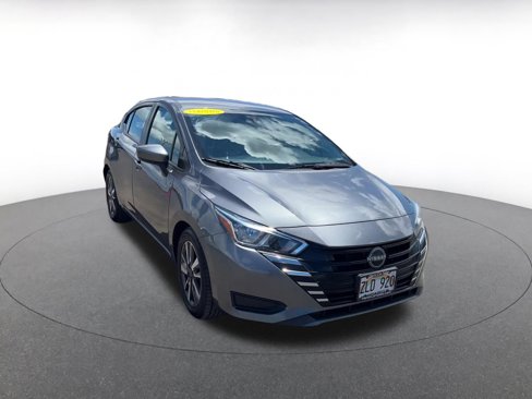 Used 2023 Nissan Versa SV image 3