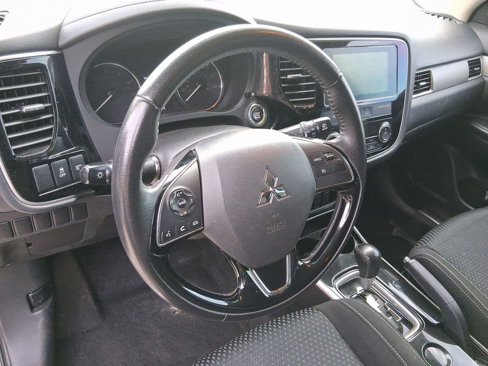 Used 2018 Mitsubishi Outlander SE image 3