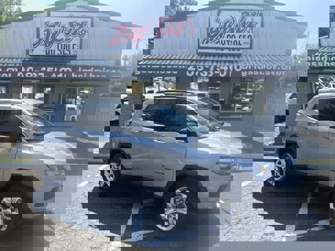 Used 2023 Jeep Compass Latitude w/ Convenience Group image 1