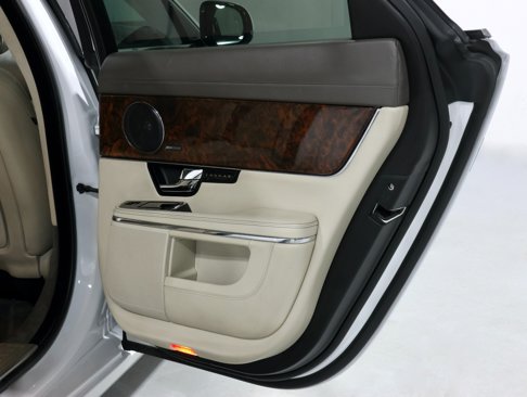 Used 2013 Jaguar XJ image 41