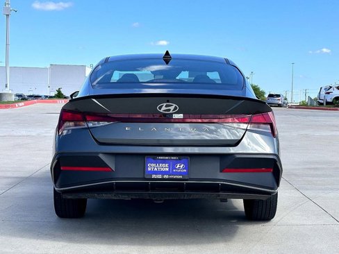 Used 2025 Hyundai Elantra Sport image 6