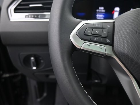 Used 2024 Volkswagen Tiguan SE image 2