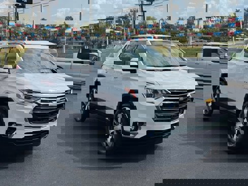 Used 2019 Chevrolet Traverse LT w/ LT Premium Package image 3
