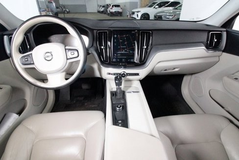 Used 2018 Volvo XC60 T5 Momentum w/ Vision Package image 8