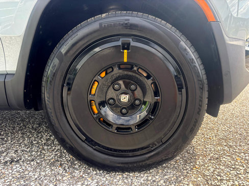 Used 2025 Rivian R1S Premium image 40