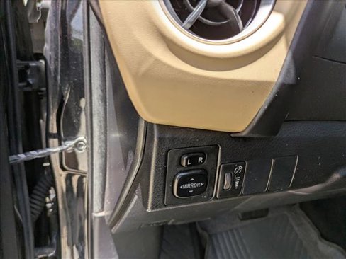 Used 2017 Toyota Corolla LE image 10