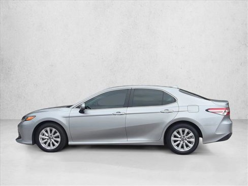 Used 2019 Toyota Camry LE image 5
