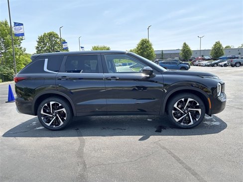 Used 2022 Mitsubishi Outlander SE image 9