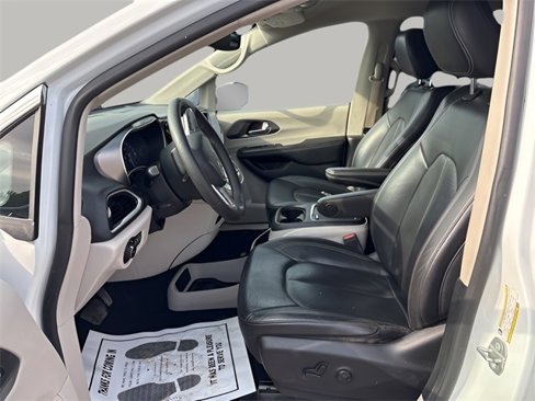 Used 2022 Chrysler Pacifica Touring-L image 7