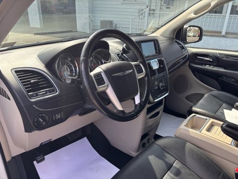 Used 2016 Chrysler Town & Country Touring image 14