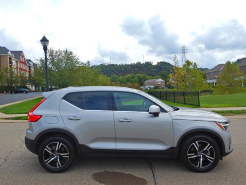 Used 2024 Volvo XC40 B5 Core image 7