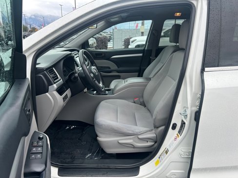 Used 2016 Toyota Highlander LE image 11