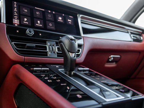 Certified 2022 Porsche Macan S image 28