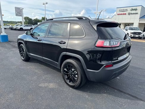 Used 2023 Jeep Cherokee Altitude Lux image 3