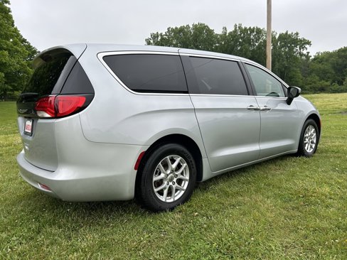 Used 2023 Chrysler Voyager LX image 3