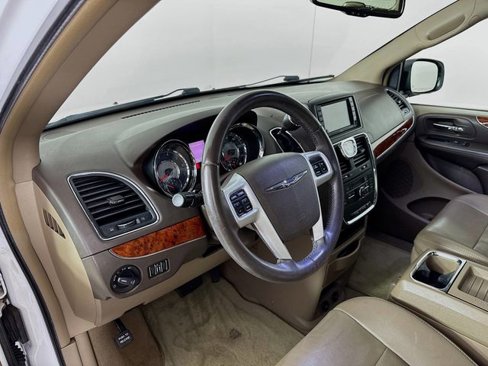 Used 2016 Chrysler Town & Country Touring image 12