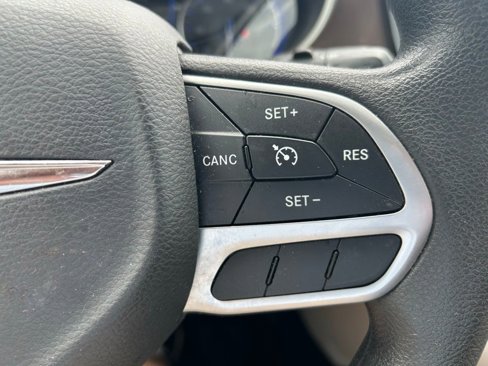 Used 2017 Chrysler Pacifica LX image 17