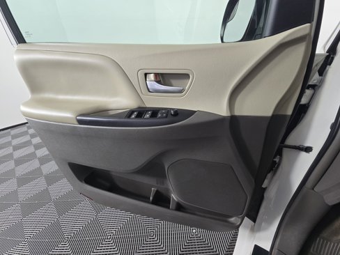 Used 2016 Toyota Sienna LE image 20