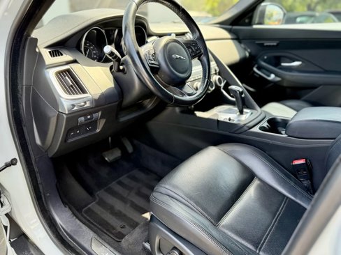 Used 2018 Jaguar E-PACE SE image 12