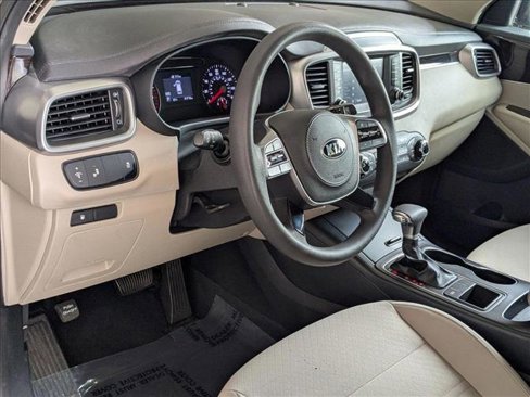 Used 2019 Kia Sorento LX image 9