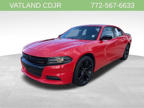 Used 2018 Dodge Charger SXT w/ Blacktop Package image 3