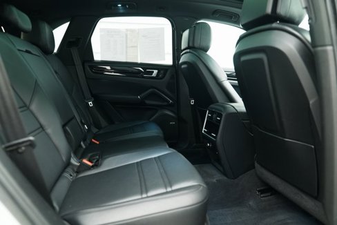 Used 2022 Porsche Cayenne w/ Premium Package image 32