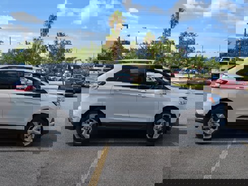 Used 2020 Ford Edge SE image 5
