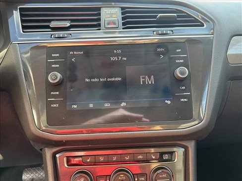Used 2018 Volkswagen Tiguan SE w/ Panoramic Sunroof Package image 18