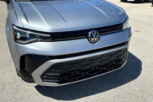 Certified 2025 Volkswagen Taos SE image 11