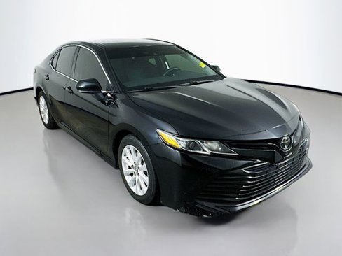 Used 2018 Toyota Camry L image 3