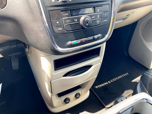 Used 2016 Chrysler Town & Country Touring image 20