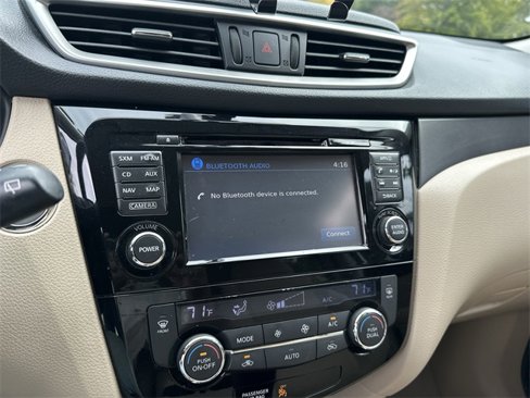Used 2016 Nissan Rogue SV w/ SV Premium Package image 16