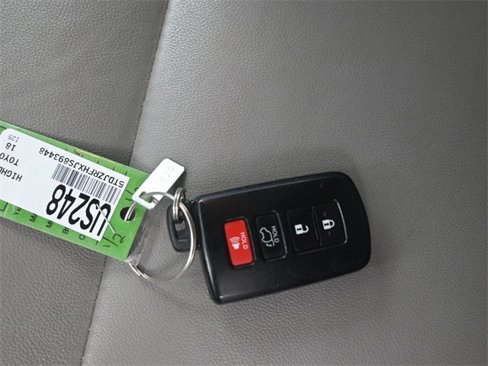 Used 2018 Toyota Highlander XLE image 18