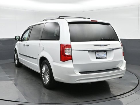 Used 2015 Chrysler Town & Country Touring-L w/ Driver Convenience Group image 5
