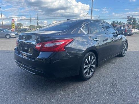 Used 2017 Nissan Altima 2.5 SL w/ Moonroof Package image 4