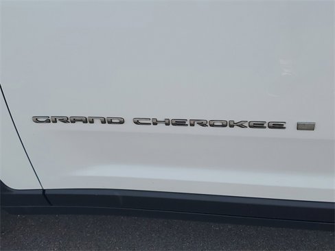 Used 2023 Jeep Grand Cherokee Laredo image 27