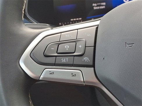 Used 2023 Volkswagen Taos SE w/ Panoramic Sunroof Package image 23