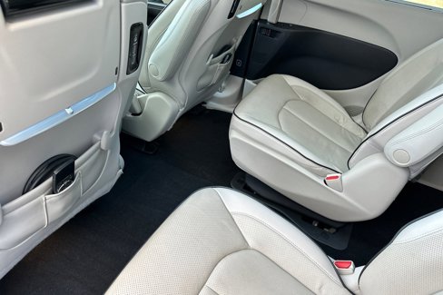 Used 2021 Chrysler Pacifica Limited w/ Uconnect Theater Family Group image 4
