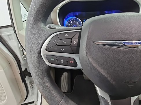 Used 2017 Chrysler Pacifica LX image 25